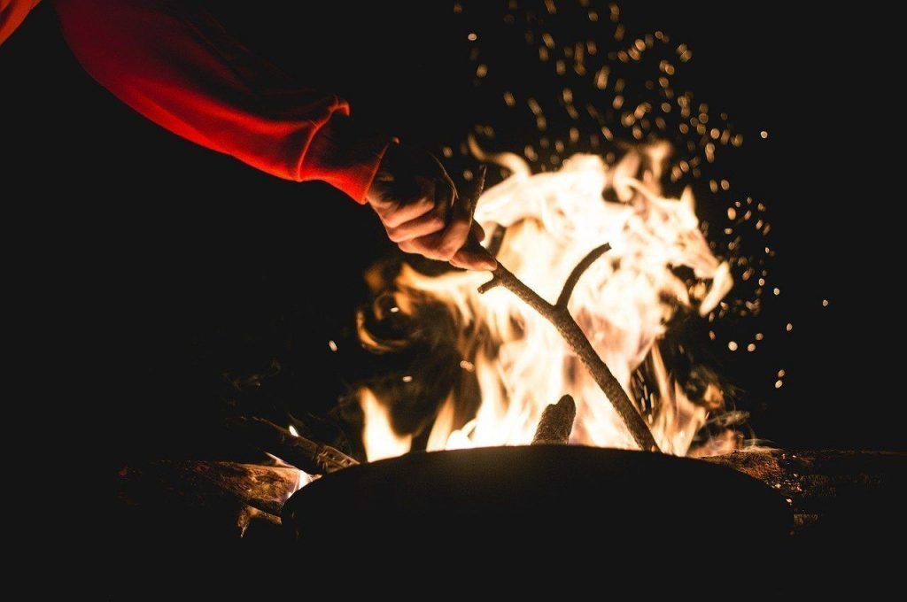 hacer una fogata en un campamento